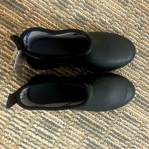 Brand new with tags muck boots from the original muck boot co. Women’s size 5.